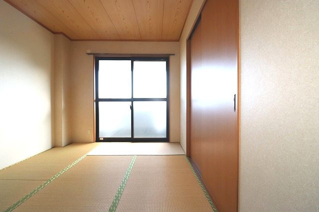 プロムナード万々の和室|畳の上でゆっくりとくつろげる和室です