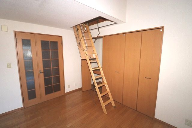 プロムナード万々の内装|明るい室内です