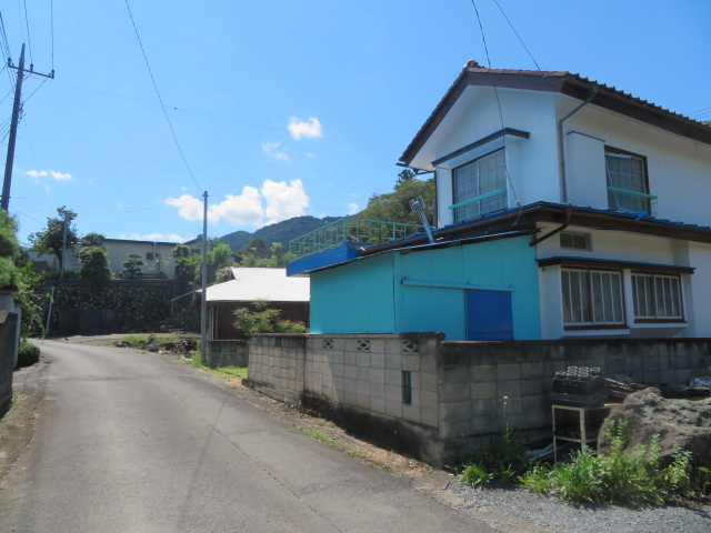 藤岡市譲原　中古一戸建ての前面道路含む現地写真