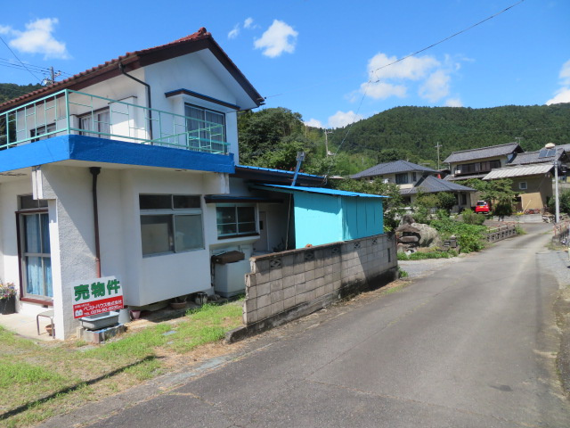 藤岡市譲原　中古一戸建ての前面道路含む現地写真