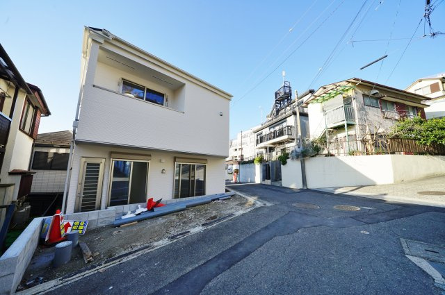 保土ケ谷区今井町　新築戸建ての前面道路含む現地写真