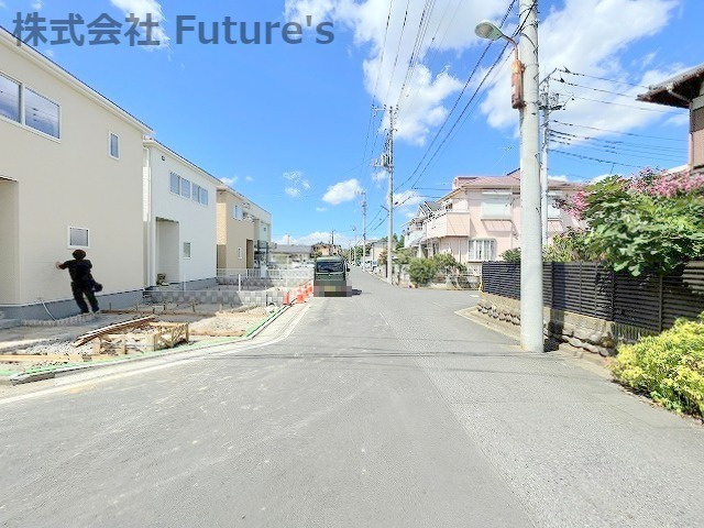 三郷市早稲田3丁目　新築戸建　全8棟　1号棟の前面道路含む現地写真|前面道路・北側6ｍ公道です。