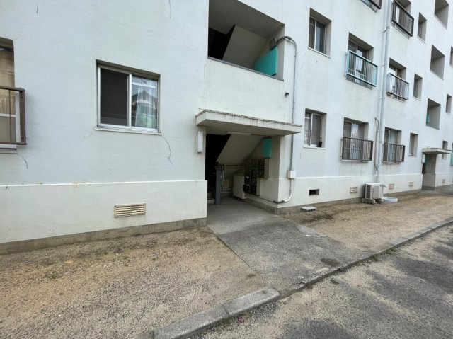 名谷農住団地Ｉ棟のエントランス