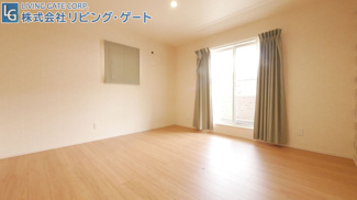 【子供部屋】 | 市川三郷町市川大門 平成29年築 内外装綺麗 駅徒歩5分 | 2階7.0帖の洋室です。バルコニーに出入りできます。