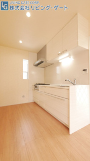 【キッチン】 | 市川三郷町市川大門 平成29年築 内外装綺麗 駅徒歩5分 | 収納豊富なシステムキッチン。壁付けのキッチンの為、リビングが広く使えます。