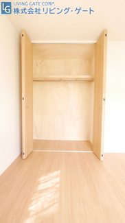 【収納】 | 市川三郷町市川大門 平成29年築 内外装綺麗 駅徒歩5分 | 1階5.0帖洋室のクローゼット。すべてのお部屋に収納がある、スッキリ片付く間取りです。