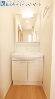 【洗面所】 | 市川三郷町市川大門 平成29年築 内外装綺麗 駅徒歩5分 | 開けると大容量の収納、閉めると三面鏡の洗髪洗面化粧台でお子様と一緒に身支度を整えられます。