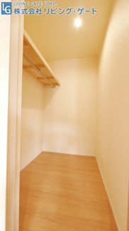 【収納】 | 市川三郷町市川大門 平成29年築 内外装綺麗 駅徒歩5分 | 約2帖の収納力の高いウォークインクローゼット。上部棚、ポール付きの便利収納です。