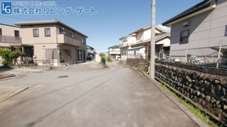 【前面道路含む現地写真】 | 市川三郷町市川大門 平成29年築 内外装綺麗 駅徒歩5分 | 前面道路幅員約4.2ｍの公道。転回スペースがあるので駐車もラクラクです。