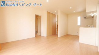 【居間・リビング】 | 市川三郷町市川大門 平成29年築 内外装綺麗 駅徒歩5分 | 南向き11.0帖のリビング・リビングイン階段で家族の絆が深まります。