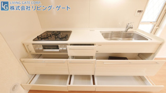 【キッチン】 | 市川三郷町市川大門 平成29年築 内外装綺麗 駅徒歩5分 | 人造大理石トップボード、お手入れがラクなキッチンです。
