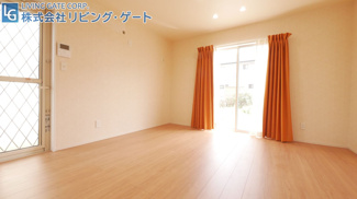 【居間・リビング】 | 市川三郷町市川大門 平成29年築 内外装綺麗 駅徒歩5分 | 平成29年築の築浅物件につき大変綺麗な室内。カーテン、照明付きです。