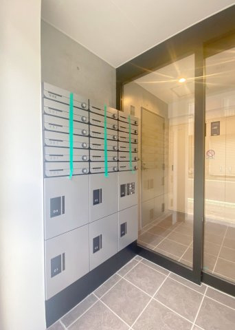 「防音マンション」ラシクラス横浜天王町のロビー|宅配ボックスも完備です