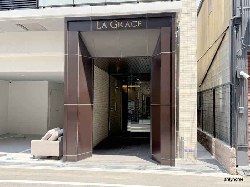 LA GRACE 福島Ⅱ　仲介手数料無料のエントランス