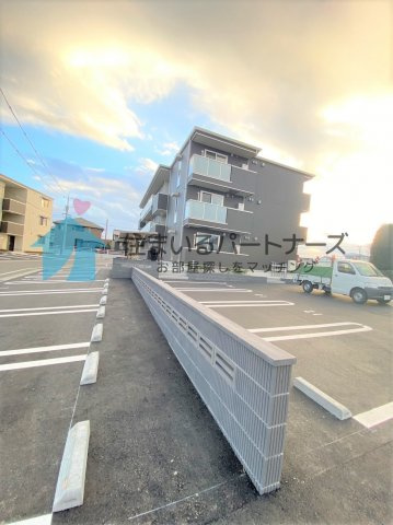 久留米市御井町のハイツの駐車場|駐車場があるので、車を買う予定の方も安心です