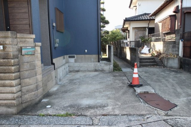 賀茂２丁目戸建の駐車場|普通車もきっちり入ります！左側は乗り降りがしやすいです。