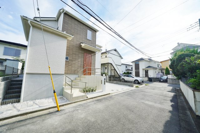 【仲介手数料無料】「西谷」駅まで徒歩約14分。全室南東向き。カースペース２台♪の前面道路含む現地写真