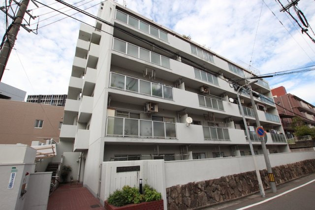 藤和南福岡コープの外観|JRと西鉄のダブルアクセスです。南福岡駅には、スーパーや本屋、ダイソーもあって便利です。