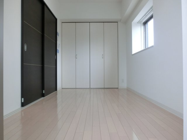 ラムール難波西の洋室