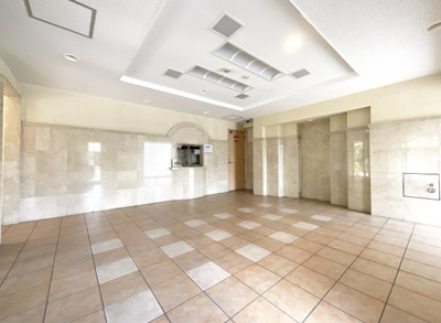 【エントランス】 | グローバル城陽寺田 | 【エントランス】大理石調の清潔感あふれるエントランスです。