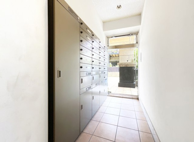 【その他共用部分】 | グローバル城陽寺田 | 【宅配ボックス】留守中でも荷物が受け取れる宅配ボックス完備で、気にせずにお出かけ出来ます。