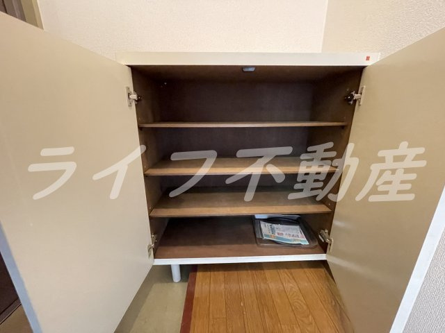 エンゼルハイツ小阪本町の収納|シューズボックス付きです