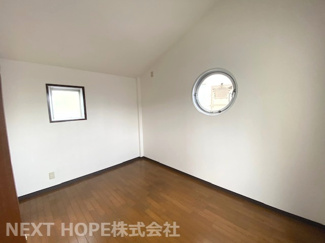【洋室】 | 尼崎市東難波町３丁目中古戸建 | 3階洋室です♪まるい窓も可愛いですね(^^)