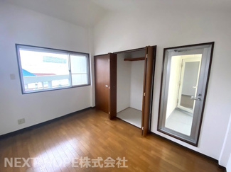 【洋室】 | 尼崎市東難波町３丁目中古戸建 | ３階洋室です♪収納スペースも設けられており、室内を有効に使用していただけます！！勝手口からバルコニーへも移動できます！