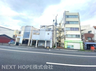 【その他】 | 尼崎市東難波町３丁目中古戸建 | 大通りに面した開放的な戸建住宅です！目の前にはバス停も有り、移動が楽ですね(^^)