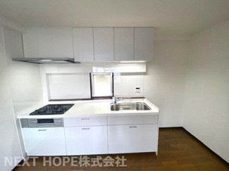 【キッチン】 | 尼崎市東難波町３丁目中古戸建 | ダイニングキッチンは2階にございます♪約7.5帖です！新品システムキッチンです♪シンク前には窓も有り、明るく開放的です(^^)