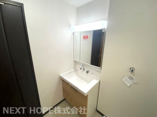 【独立洗面台】 | 尼崎市東難波町３丁目中古戸建 | 新品所洗面化粧台です♪シャワー水栓で使い勝手もいいですね(^^)鏡は三面鏡です！