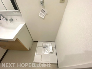 【洗面所】 | 尼崎市東難波町３丁目中古戸建 | 洗面化粧台横には新品の洗濯パンがございます♪