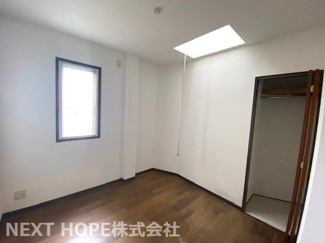 【洋室】 | 尼崎市東難波町３丁目中古戸建 | １階洋室約4.3帖です♪天窓も有り、たいへん明るい室内です！！