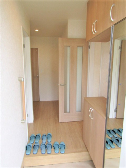 【玄関】 | 中古戸建　西八代郡市川三郷町市川大門 | 収納もある玄関です