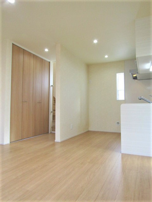 【居間・リビング】 | 中古戸建　西八代郡市川三郷町市川大門 | こちらのリビングで趣味の時間をお楽しみください