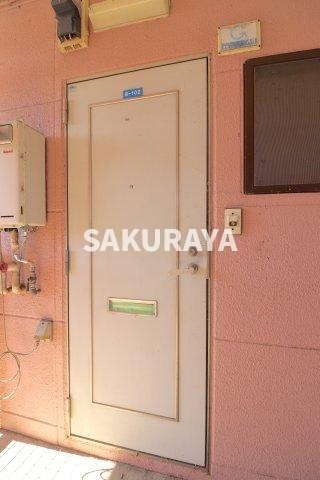 スカイハイツ（堀込町）の玄関|2023年11月撮影。