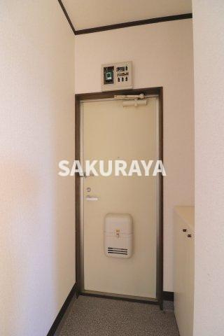 スカイハイツ（堀込町）の玄関|2023年11月撮影。