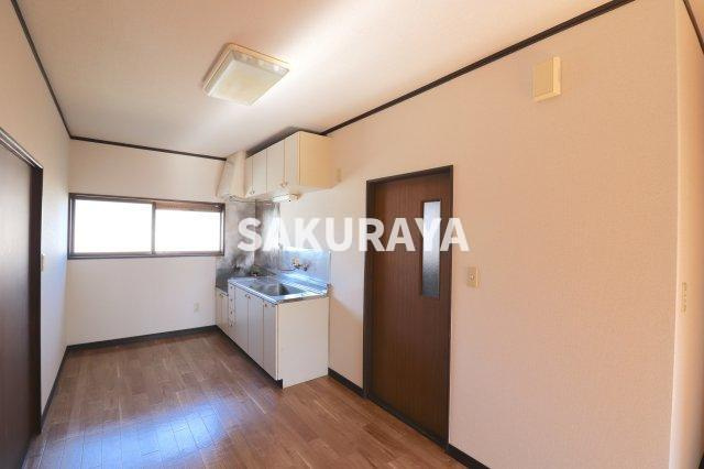 スカイハイツ（堀込町）の居間・リビング|2023年11月撮影。