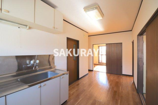 スカイハイツ（堀込町）の居間・リビング|2023年11月撮影。