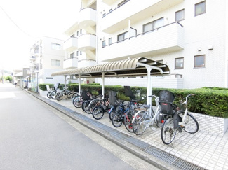 【その他共用部分】 | 屋根付きの駐輪場で雨が降っても大切な自転車が濡れなくてすみますね♪駅まで自転車もおすすめです！