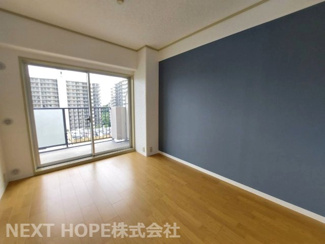 【洋室】 | ジャルダン宝塚中山台弐番館B棟 | リビングに隣接する洋室６帖です♪アクセントクロスもお洒落に施されております(^^)
