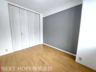 【洋室】 | ジャルダン宝塚中山台弐番館B棟 | 洋室5.2帖です♪アクセントクロスもお洒落です！大きなクローゼットも設けられております！