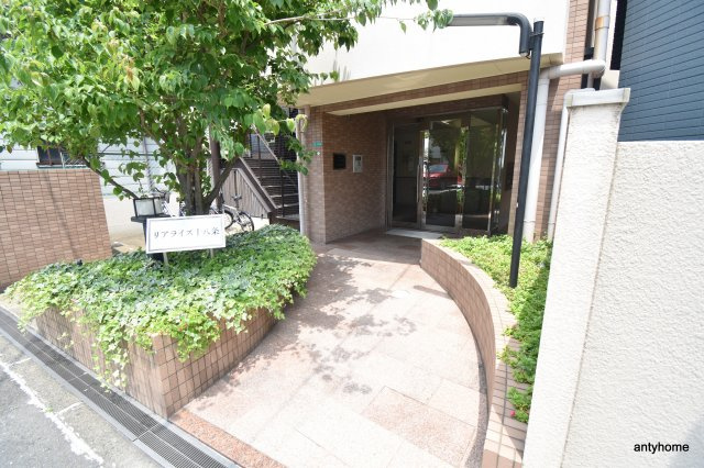 リアライズ十八条　仲介手数料無料のエントランス