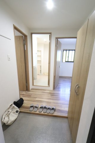 アンモード　イグサ4の玄関|反転タイプのお写真です。