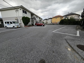 【駐車場】 | 広くて停めやすい平面式駐車場です