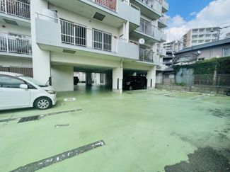 【駐車場】 | 敷地内には駐車場も完備。