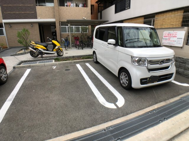 シェモワ　八尾の駐車場