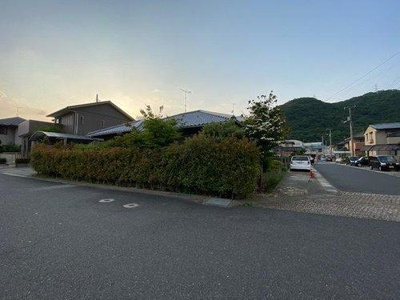 【前面道路含む現地写真】 | 牟佐平屋戸建（北区牟佐） | 細い道路ではないため安心です。