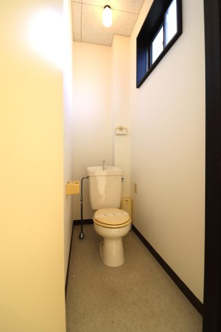 平渡方貸事務所のトイレ|2023年10月撮影。