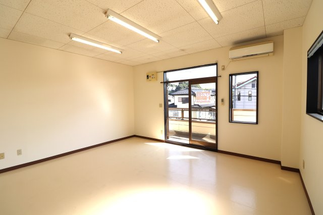 平渡方貸事務所の居間・リビング|2023年10月撮影。